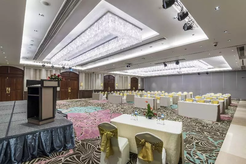 هتل Chatrium Royal Lake Yangon