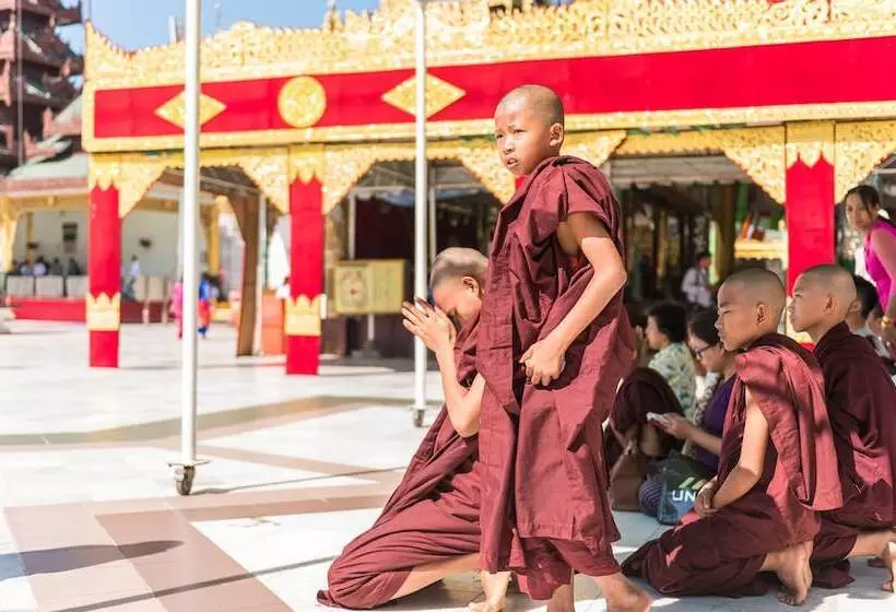 هتل Chatrium Royal Lake Yangon