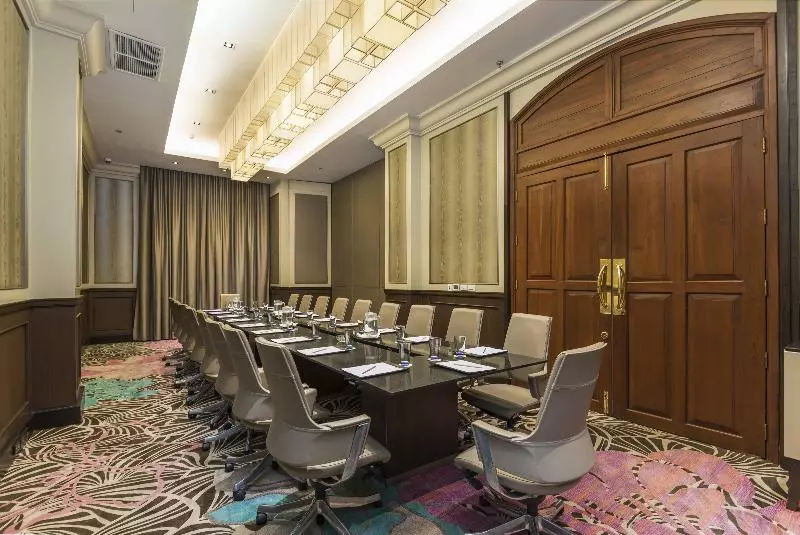 هتل Chatrium Royal Lake Yangon