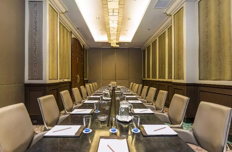 هتل Chatrium Royal Lake Yangon