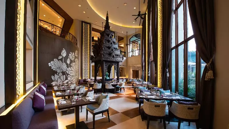 هتل Chatrium Royal Lake Yangon