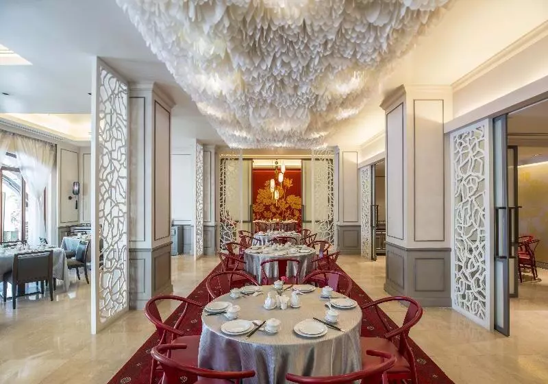 هتل Chatrium Royal Lake Yangon