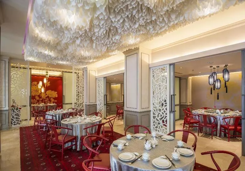 هتل Chatrium Royal Lake Yangon