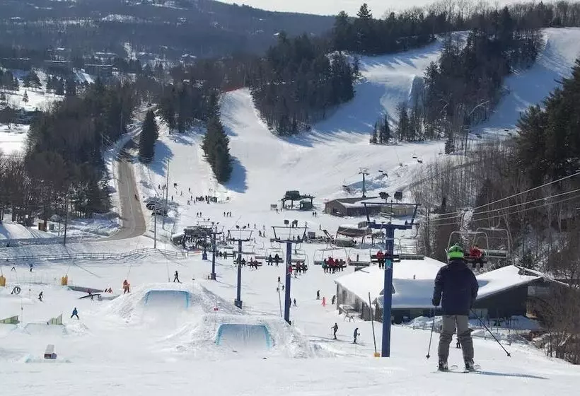 Отель Red Maple Inn And Suites