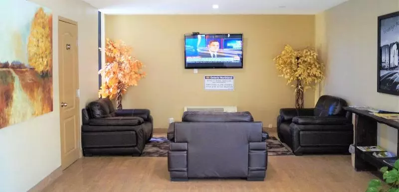 Отель Red Maple Inn And Suites