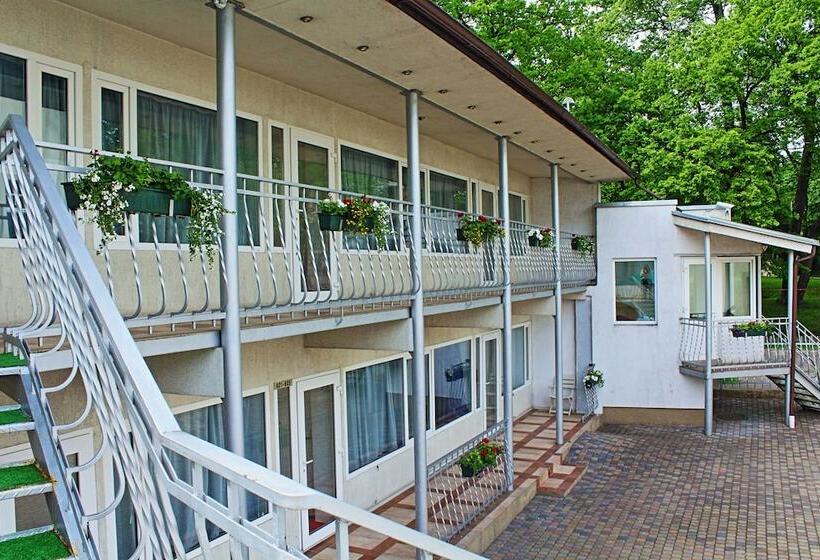 Nb Hotel With Free Parking