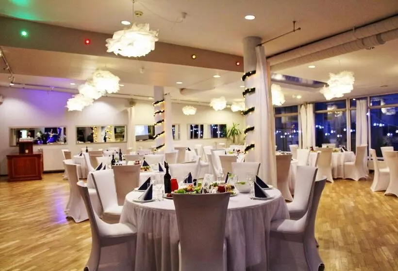 Nb Hotel With Free Parking