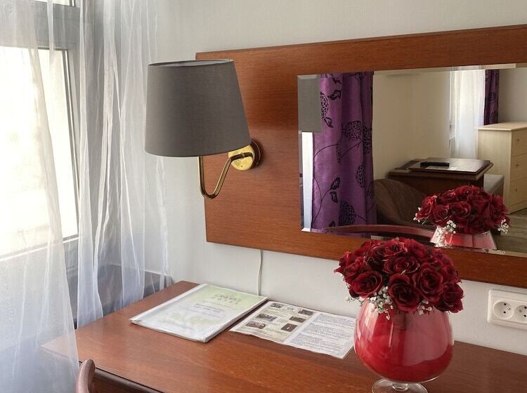 Nb Hotel With Free Parking