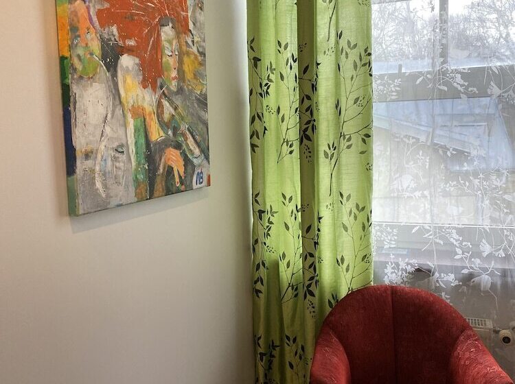 Nb Hotel With Free Parking