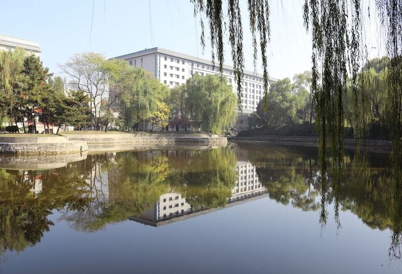 בית מלון כפרי Queensir International