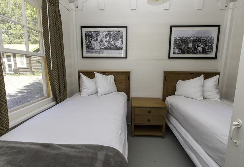 فندق على الطريق Swiftcurrent Motor Inn And Cabins   Inside The Park