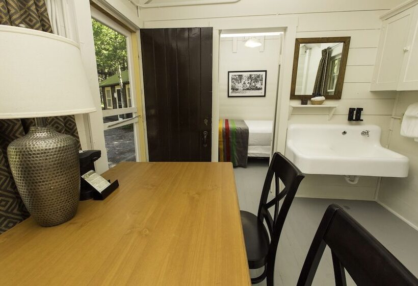 فندق على الطريق Swiftcurrent Motor Inn And Cabins   Inside The Park