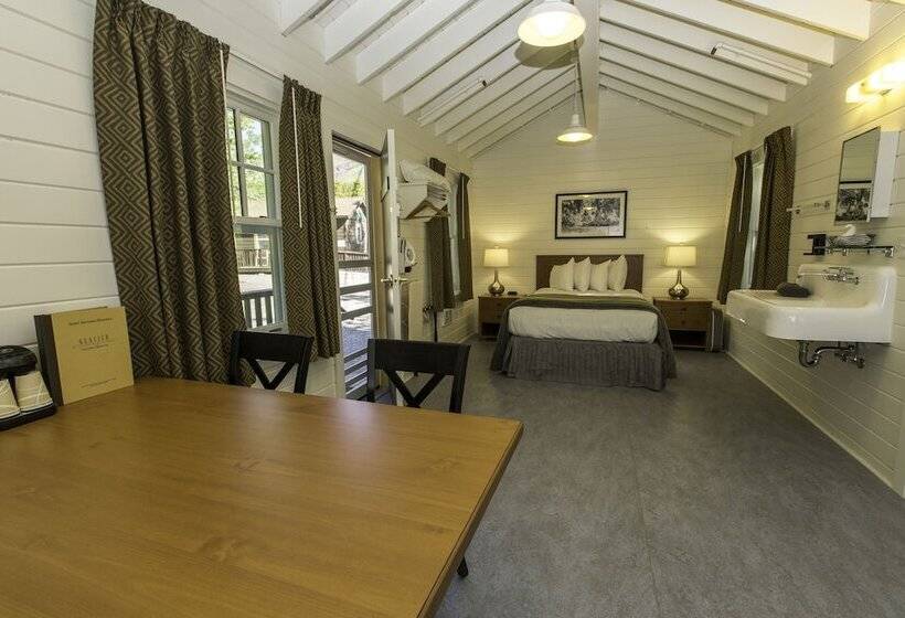 فندق على الطريق Swiftcurrent Motor Inn And Cabins   Inside The Park