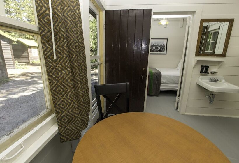 فندق على الطريق Swiftcurrent Motor Inn And Cabins   Inside The Park