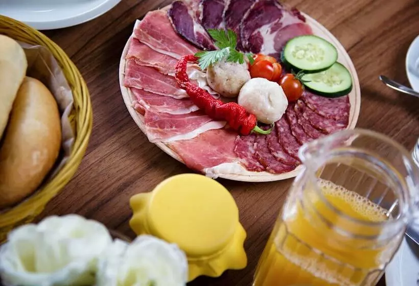 پانسیون Guest House Tara