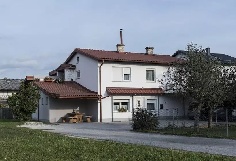 پانسیون Guest House Tara