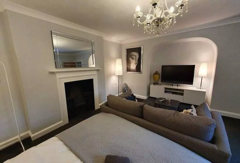 Aamiaismajoitus (B&B) Wern House