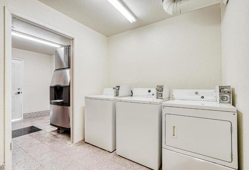 בית מלון כפרי Rodeway Inn