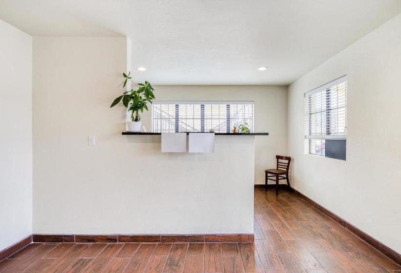 בית מלון כפרי Rodeway Inn