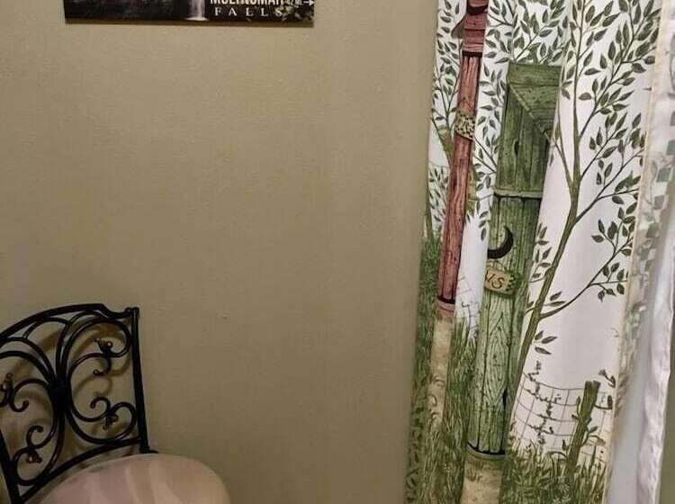 Mountain Pine Cabin   Sleeps 6   Pet Friendly