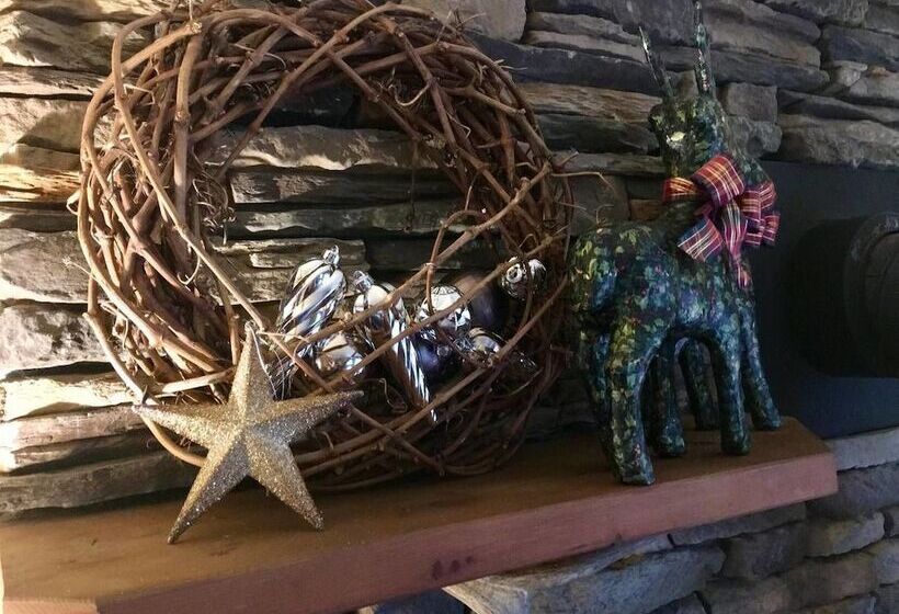 Mountain Pine Cabin   Sleeps 6   Pet Friendly