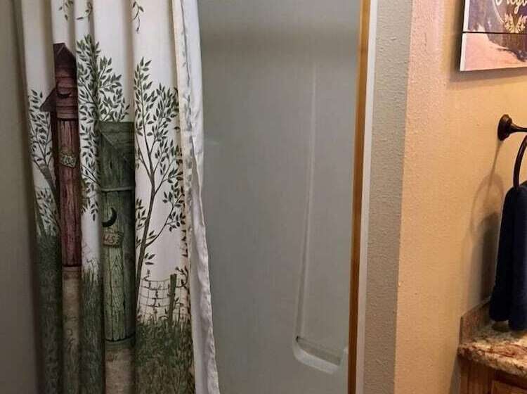 Mountain Pine Cabin   Sleeps 6   Pet Friendly