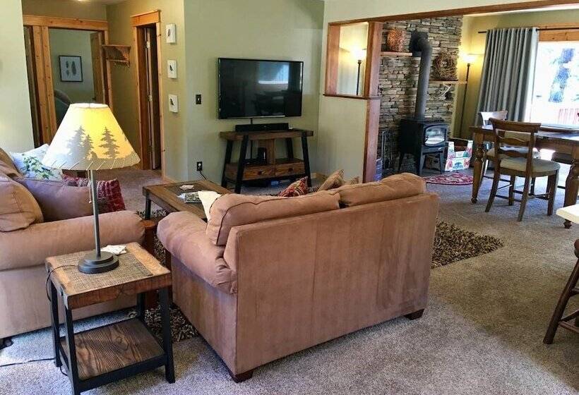Mountain Pine Cabin   Sleeps 6   Pet Friendly