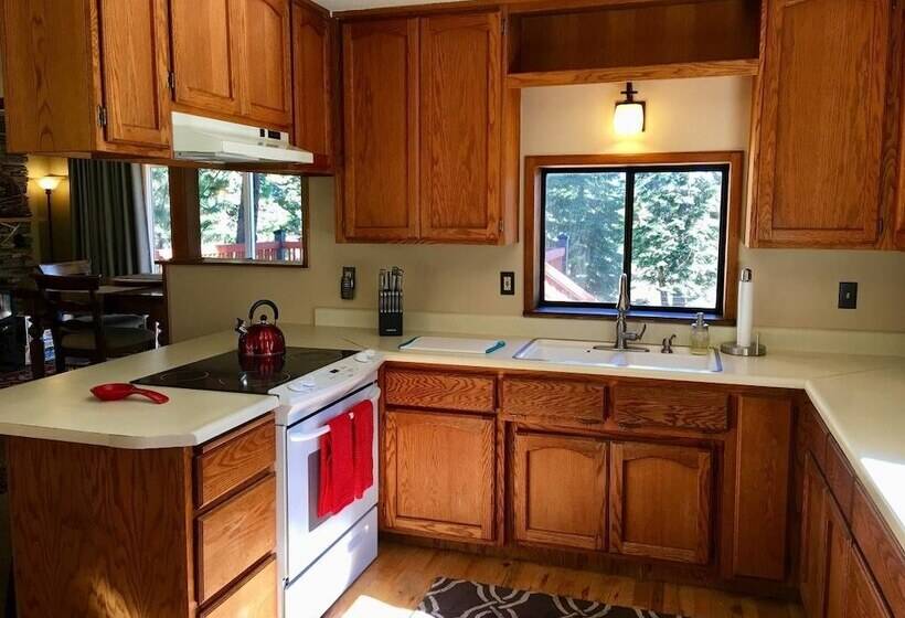 Mountain Pine Cabin   Sleeps 6   Pet Friendly