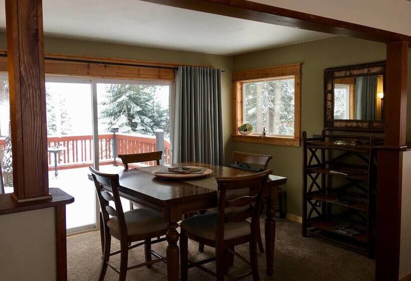 Mountain Pine Cabin   Sleeps 6   Pet Friendly
