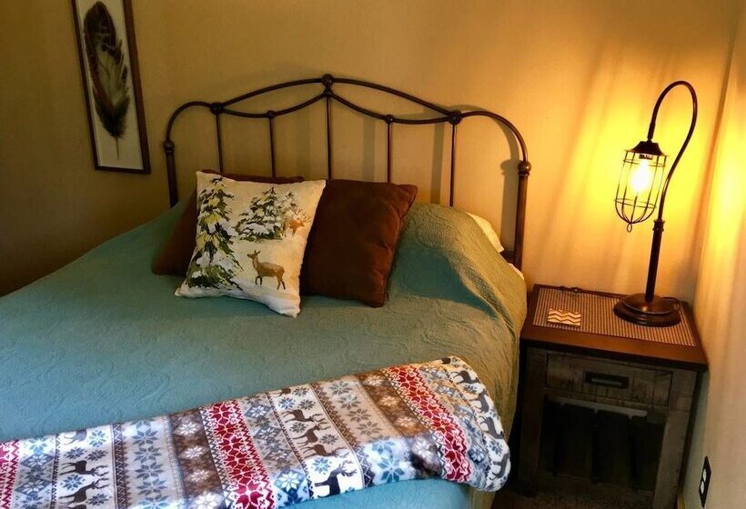 Mountain Pine Cabin   Sleeps 6   Pet Friendly