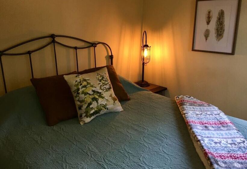 Mountain Pine Cabin   Sleeps 6   Pet Friendly