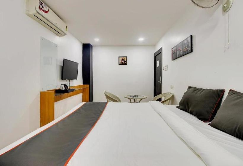 בית מלון כפרי Collection O 74171 Plaza Inn