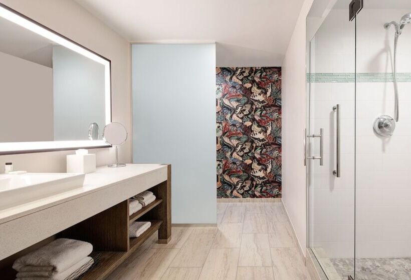 Hotel Tonnelle New Orleans, A Tribute Portfolio