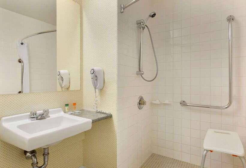 هتل Travelodge By Wyndham North Bay Lakeshore