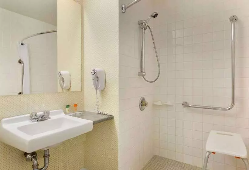 酒店 Travelodge By Wyndham North Bay Lakeshore