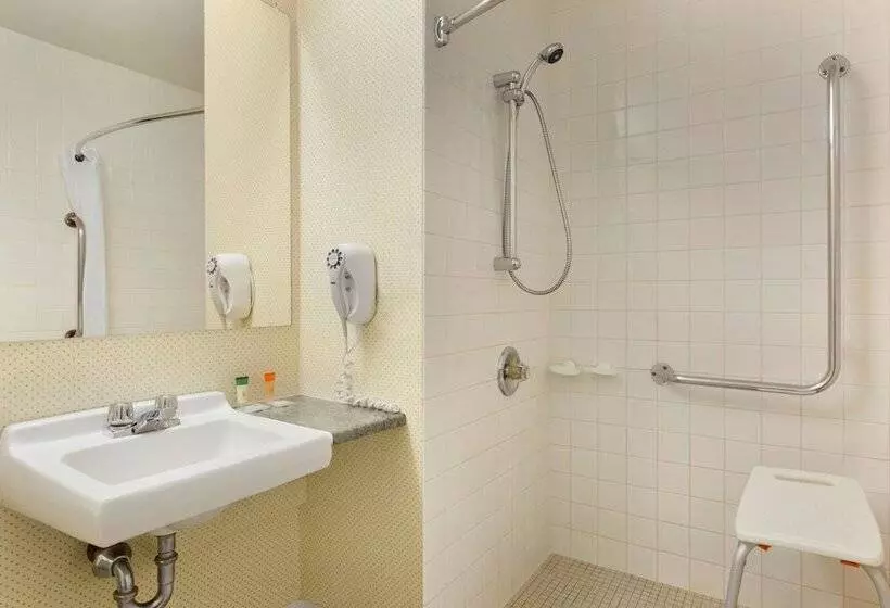 酒店 Travelodge By Wyndham North Bay Lakeshore