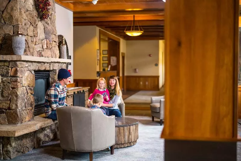 Отель Zephyr Mountain Lodge