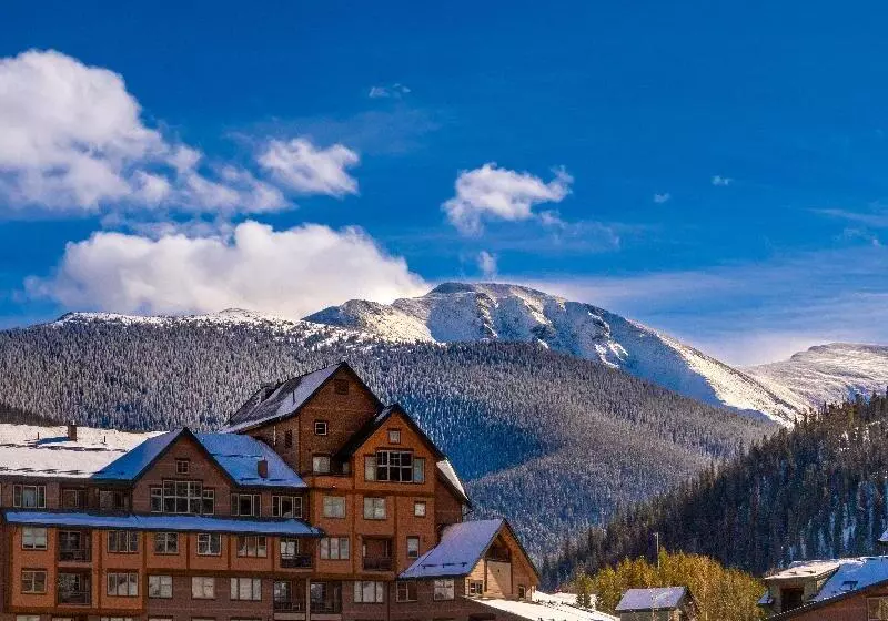 Отель Zephyr Mountain Lodge