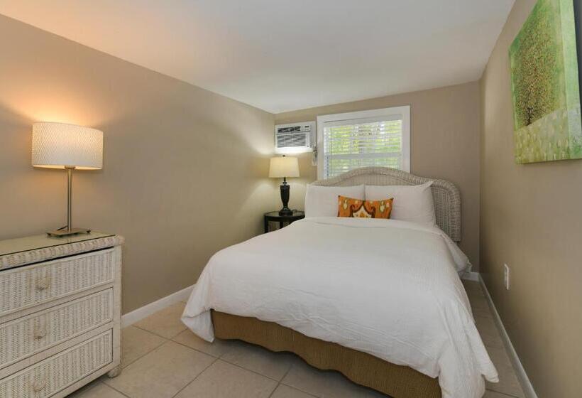 Pines & Palms Resort