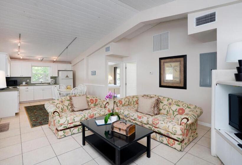 Pines & Palms Resort