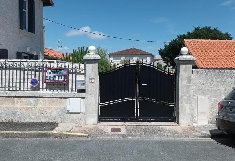 مبيت وإفطار Le Clos Des Passiflores   Chambres Et Table D Hôtes