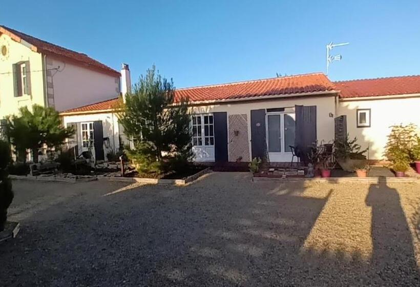 مبيت وإفطار Le Clos Des Passiflores   Chambres Et Table D Hôtes