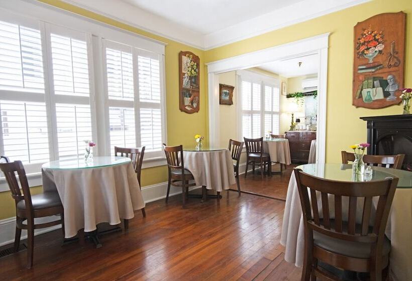 Hemingway House Bed And Breakfast