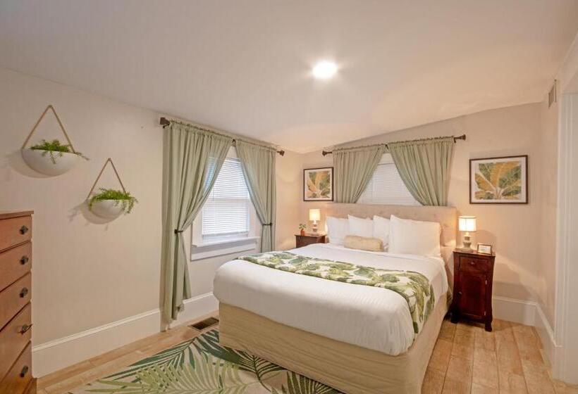 Hemingway House Bed And Breakfast