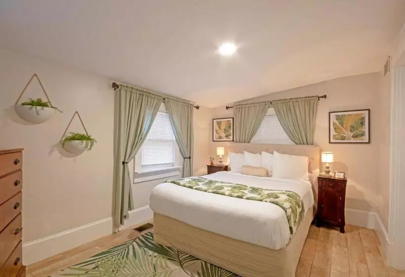 Hemingway House Bed And Breakfast