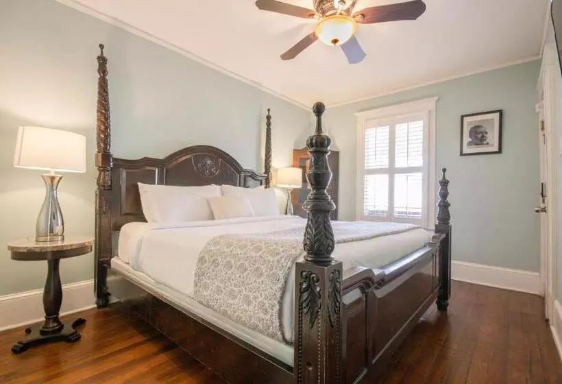 Hemingway House Bed And Breakfast