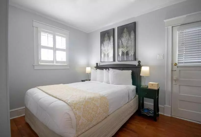 Hemingway House Bed And Breakfast