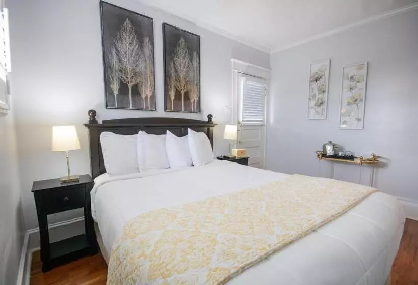 Hemingway House Bed And Breakfast