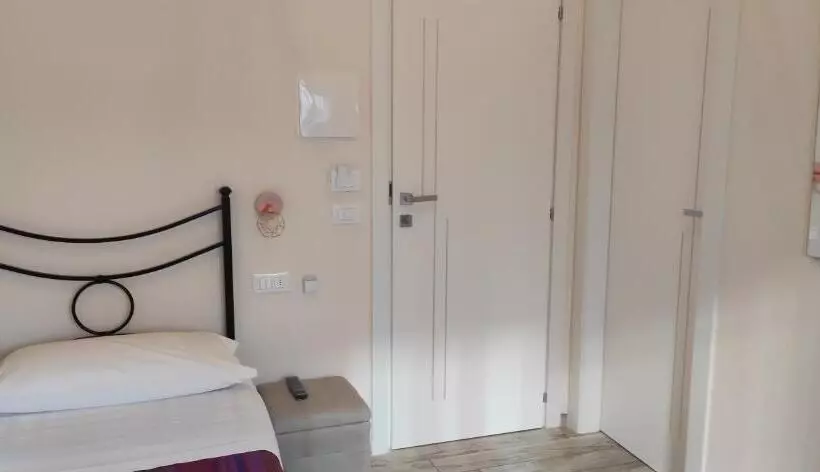 تختخواب و صبحانه Daisy