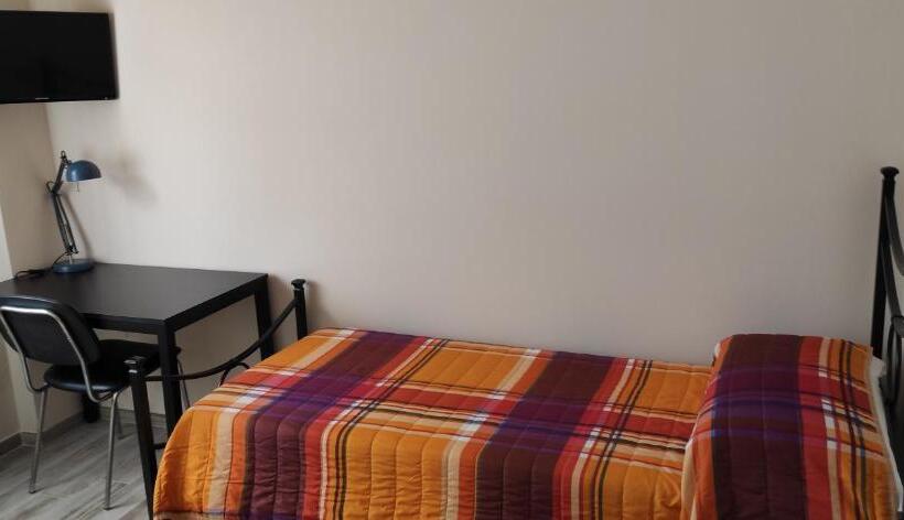 تختخواب و صبحانه Daisy